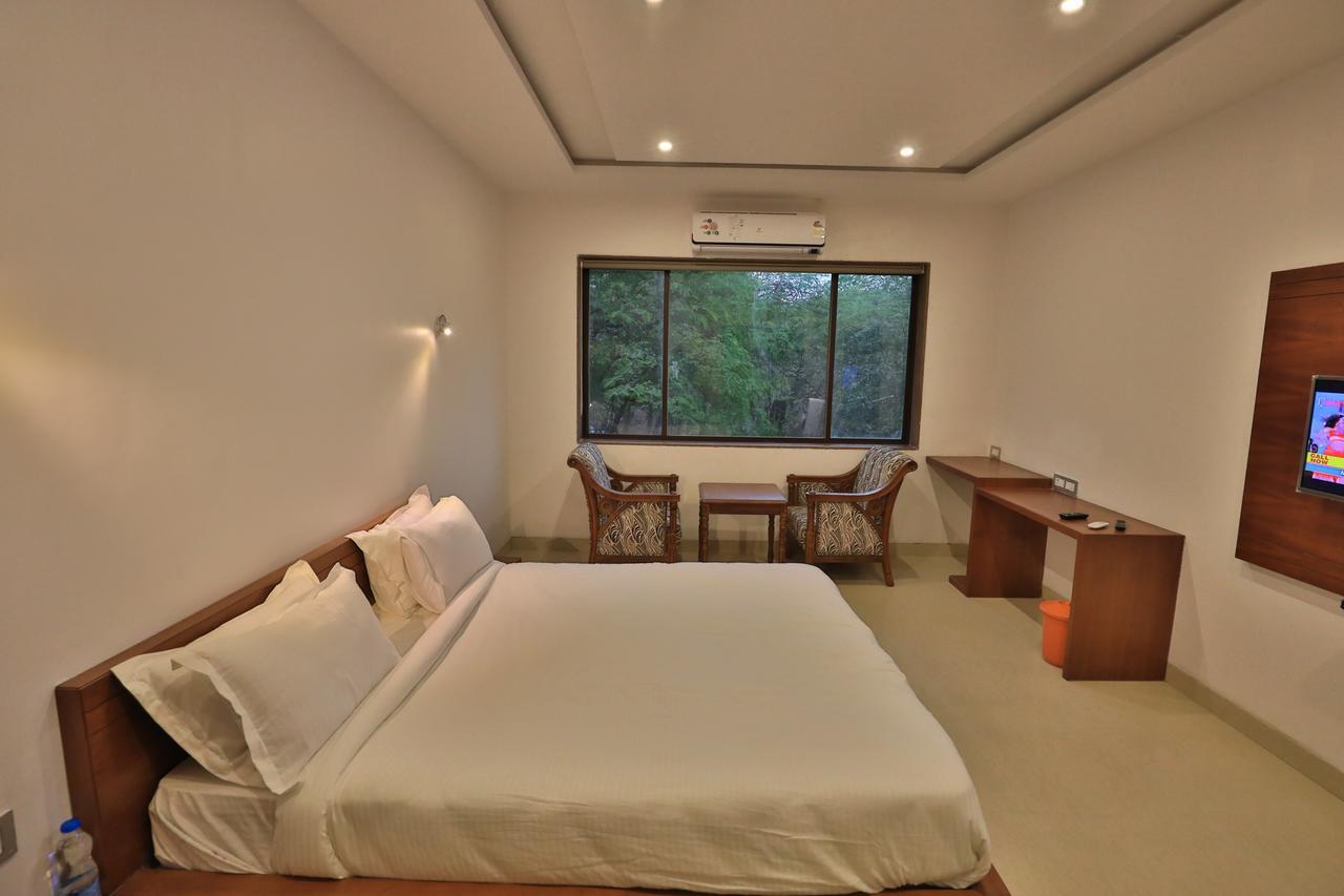 Hotel Tania Searock Daman Buitenkant foto
